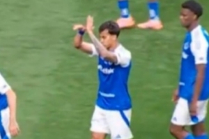 不滿裁判！尤文舊將若熱對裁判做“戴手銬”手勢，隨后被紅牌罰下