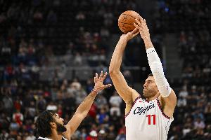 油箱油還很足！大洛佩斯首節(jié)5分鐘三分4中3射落9分 另有1板1帽