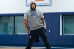 新賽季沖！獨行俠曬球隊訓(xùn)練照：濃眉冥想 弗拉格激情拍掌