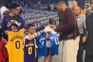 威少給小球迷的球衣簽名 簽了雷霆和火箭的唯獨(dú)略過了湖人的