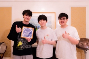 LPL官方曬照：TES為Karsa送上閃電狼非遺剪紙，一起為TES加油