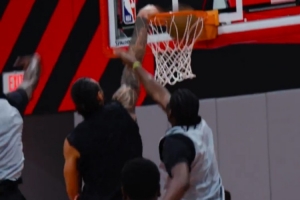 亞當斯顏扣卡佩拉+夢幻聯(lián)動申京！火箭官媒曬隊內(nèi)訓練視頻