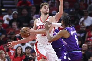 烏度卡：申京在四號(hào)位和外線會(huì)更具攻擊性 他是非常出色的傳球手