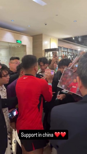 大明星林皇！林加德被中國球迷圍著簽名，踢個亞冠客場成了見面會