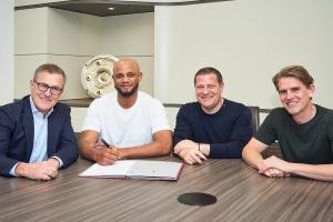 間隔8任主帥！孔帕尼是15年來首位續(xù)約的拜仁主帥，上次是范加爾