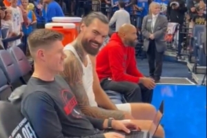 火記：杜蘭特走進球場時有一些雷霆球迷噓他 亞當斯也湊了熱鬧