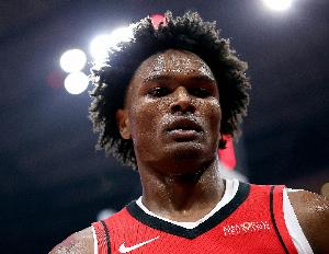 末節(jié)抽筋傷退！阿門首發(fā)控衛(wèi)攻防拼盡全力 得到18分4板5助4失誤