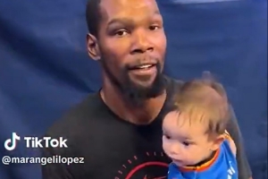 有愛一幕！杜蘭特賽前抱起穿著雷霆35號(hào)球衣的小嬰兒