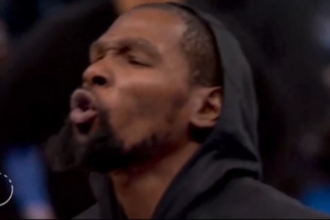 倒反天罡反客為主！杜蘭特賽前嘟嘴狂噓現(xiàn)場(chǎng)雷霆球迷