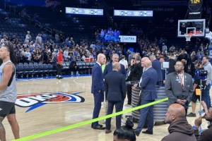 萬眾矚目！揭幕戰(zhàn)衛(wèi)冕冠軍迎戰(zhàn)火箭 NBA總裁亞當-蕭華現(xiàn)場觀戰(zhàn)