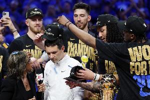 升起冠軍旗幟&領(lǐng)戒指！戴格諾特：很開(kāi)心球迷能經(jīng)歷這樣時(shí)刻