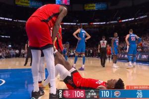 第一場(chǎng)強(qiáng)度就這么大阿門防守后直接抽筋了 在場(chǎng)邊拉伸放松