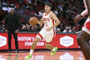 11中3僅得9分！媒體人：防守會被點(diǎn)&場上顯得猶豫 謝潑德今夜無眠