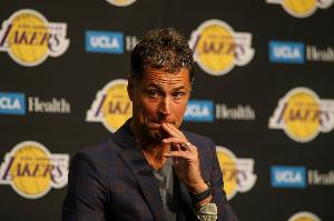 佩林卡這次真危了！浪費(fèi)老詹巔峰卻穩(wěn)如老狗 新老板還有耐心嗎？