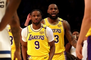 去年的今天：詹姆斯和布朗尼在常規(guī)賽揭幕戰(zhàn)實(shí)現(xiàn)父子同臺(tái)