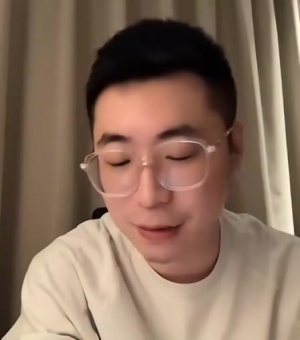 王多多：聯(lián)賽習(xí)慣對我們影響太深 劣勢時候就是瘋狂打架 輸了就下一把