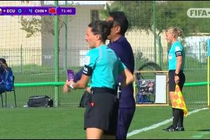 挑戰(zhàn)VAR失?。≈袊鉛17挑戰(zhàn)對(duì)手禁區(qū)手球，主裁回看后駁回