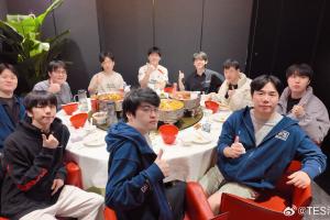 TES工作人員分享賽后聚餐合照：八強啦，孩子們先吃飯吧~