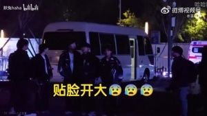 直接貼臉開大？BLG選手離場時有男粉怒噴：解散吧！