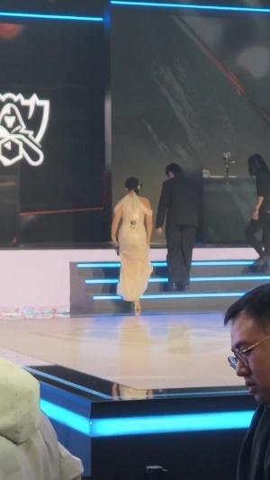 現(xiàn)場媒體分享抽簽嘉賓姿態(tài)下臺視頻：走向后臺的腿都在顫抖