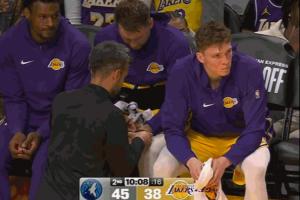 傷不起??！隊(duì)醫(yī)在場(chǎng)邊幫東契奇治療首節(jié)因切球挫傷的手指