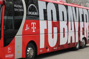 記者：拜仁大巴遭遇堵車，對陣門興的比賽可能推遲15分鐘開球