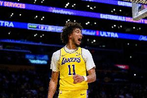 內(nèi)線告急！湖人官方：海斯左膝酸痛 今日對陣森林狼出戰(zhàn)存疑