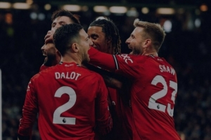 盧克-肖社媒曬慶祝進(jìn)球合影，庫(kù)尼亞評(píng)論：盧克，我太TM愛你了 ！