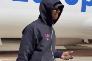 心系老東家？拉什福德下飛機被拍到在看球，球迷認為是看曼聯(lián)