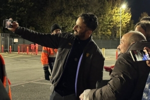 笑容溫暖純真阿莫林在比賽結(jié)束后2小時(shí)仍在為球迷合影簽名