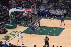 點(diǎn)燃主場(chǎng)！字母哥飛身大帽+二次進(jìn)攻暴扣 大喊“這是我的地盤(pán)”