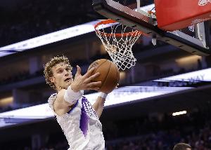 繼續(xù)高效表現(xiàn)！馬爾卡寧半場(chǎng)10中7&三分4中2轟下兩隊(duì)最高19分