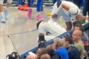 濃眉在場邊蹲著撫摸小腿許久 隊(duì)友們滿臉擔(dān)憂