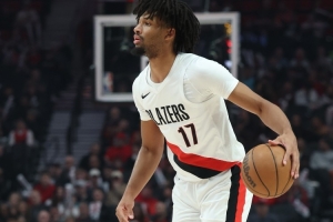 今天手感回暖！夏普上半場(chǎng)8中4得到11分 三分4中3