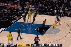 就這么投下去！克內(nèi)克特接球三分線外一步 堅(jiān)決出手命中！