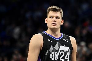 很穩(wěn)！凱斯勒半場(chǎng)6中4貢獻(xiàn)10分4板 三分2中1