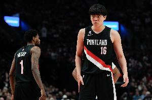 被弩機(jī)掏球反搶犯規(guī)！媒體人：楊瀚森跑不動(dòng)了 累得腦子一片空白