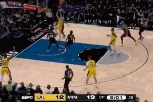 長驅(qū)直入！克內(nèi)克特反擊突破輕松雙手暴扣