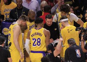 雷迪克：你知道什么是最棒的嗎？里夫斯絕殺后第一時(shí)間奔向了隊(duì)友