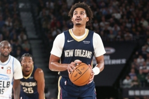 替補(bǔ)就不會(huì)打球了？普爾半場(chǎng)11分鐘6中1僅拿5分 正負(fù)值-15...