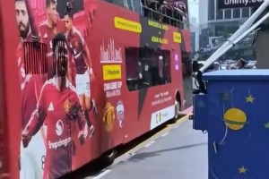 游街示眾？曼聯(lián)在馬來西亞街頭大巴游行，球迷笑噴