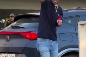 亞馬爾續(xù)約漲薪，父親出來后非常開心并高喊巴薩+揮拳與球迷互動