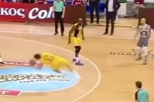 下地真快！搶斷這哥們兒多少是有點門將基礎(chǔ)