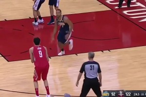 再看周琦當(dāng)年在火箭打球的樣子！能里能外 留到現(xiàn)在該多好？