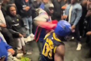 這不比場上好看？尼克斯&步行者球迷賽后直接1v1拳擊