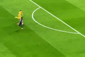 現(xiàn)場(chǎng)實(shí)拍杜埃梅開(kāi)二度，網(wǎng)友：感覺(jué)巴斯托尼整場(chǎng)都在玩命回追