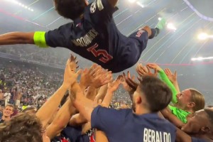 新王加冕！巴黎眾將將馬爾基尼奧斯和恩里克拋起慶祝！