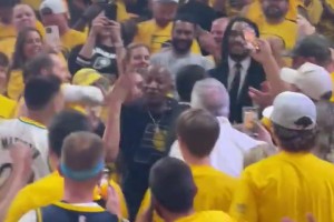 哈利伯頓老爹重返賽場(chǎng) 受到現(xiàn)場(chǎng)球迷英雄版歡迎！