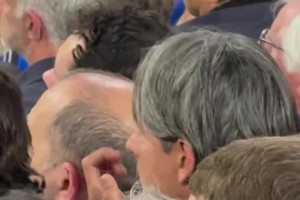 國米二十分鐘兩球落后，大因扎吉在觀眾席難掩失望神情