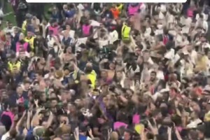 巴黎圣日耳曼球迷在歐冠決賽獲勝后沖入球場(chǎng)，場(chǎng)面十分熱鬧！